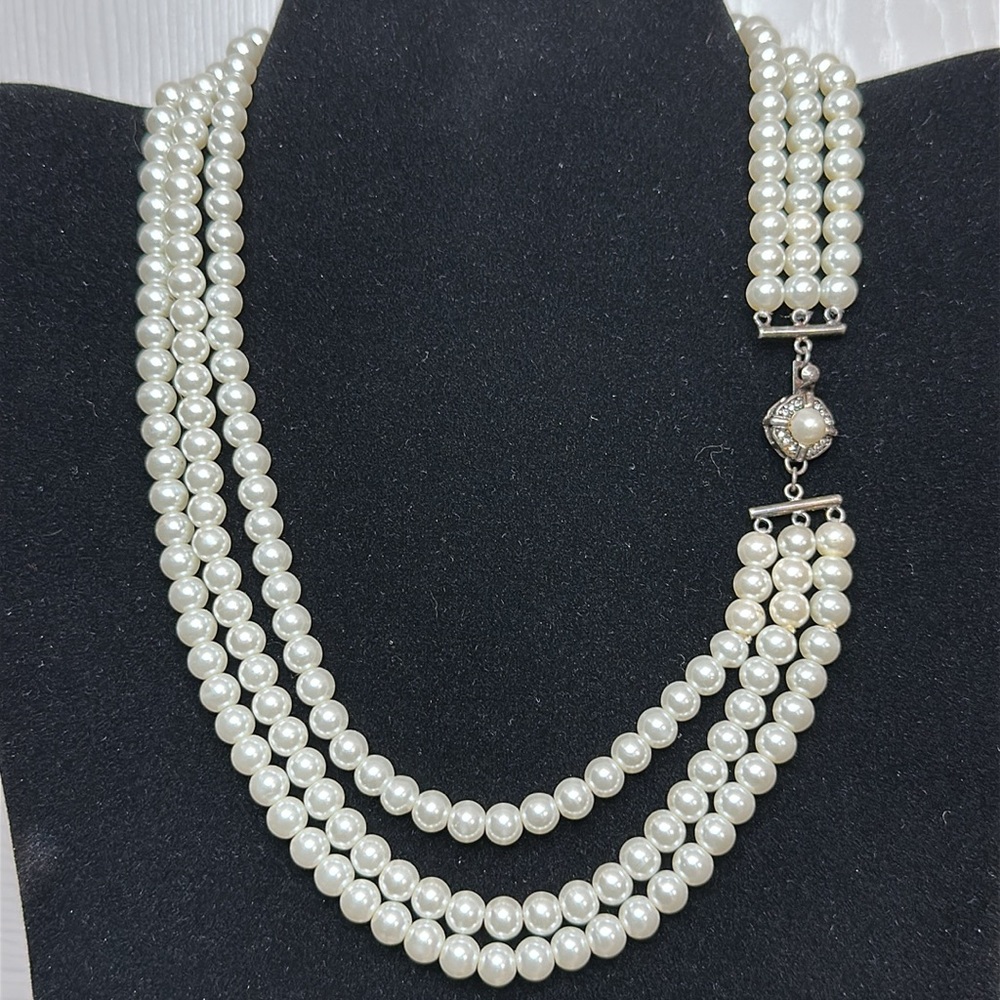 Feinberg Manufacturing Company Vintage Triple Strand White Glass Pearl Necklace